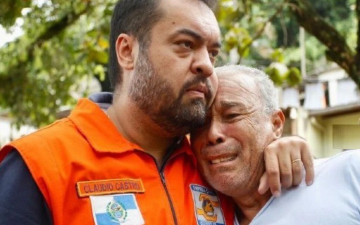 O governador consola um morador de Monsuaba, onde 8 pessoas perderam a vida em um desabamento