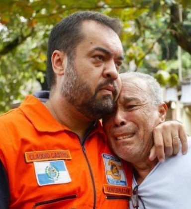 O governador consola um morador de Monsuaba, onde 8 pessoas perderam a vida em um desabamento   - Foto: Redes sociais