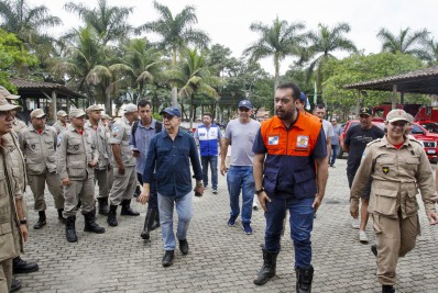 Castro anuncia construção de moradias em área atingida pelas fortes chuvas em Angra dos Reis