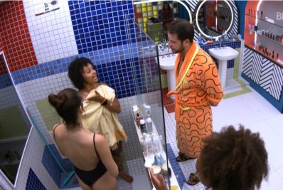 Gustavo e Natália batem boca: 'Vai pagar de louca agora?'