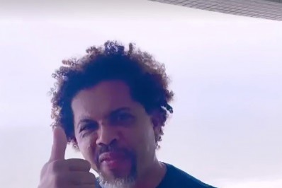 Após ser espancado por sexo com mulher de personal, ex-sem-teto cobra presença vip em eventos