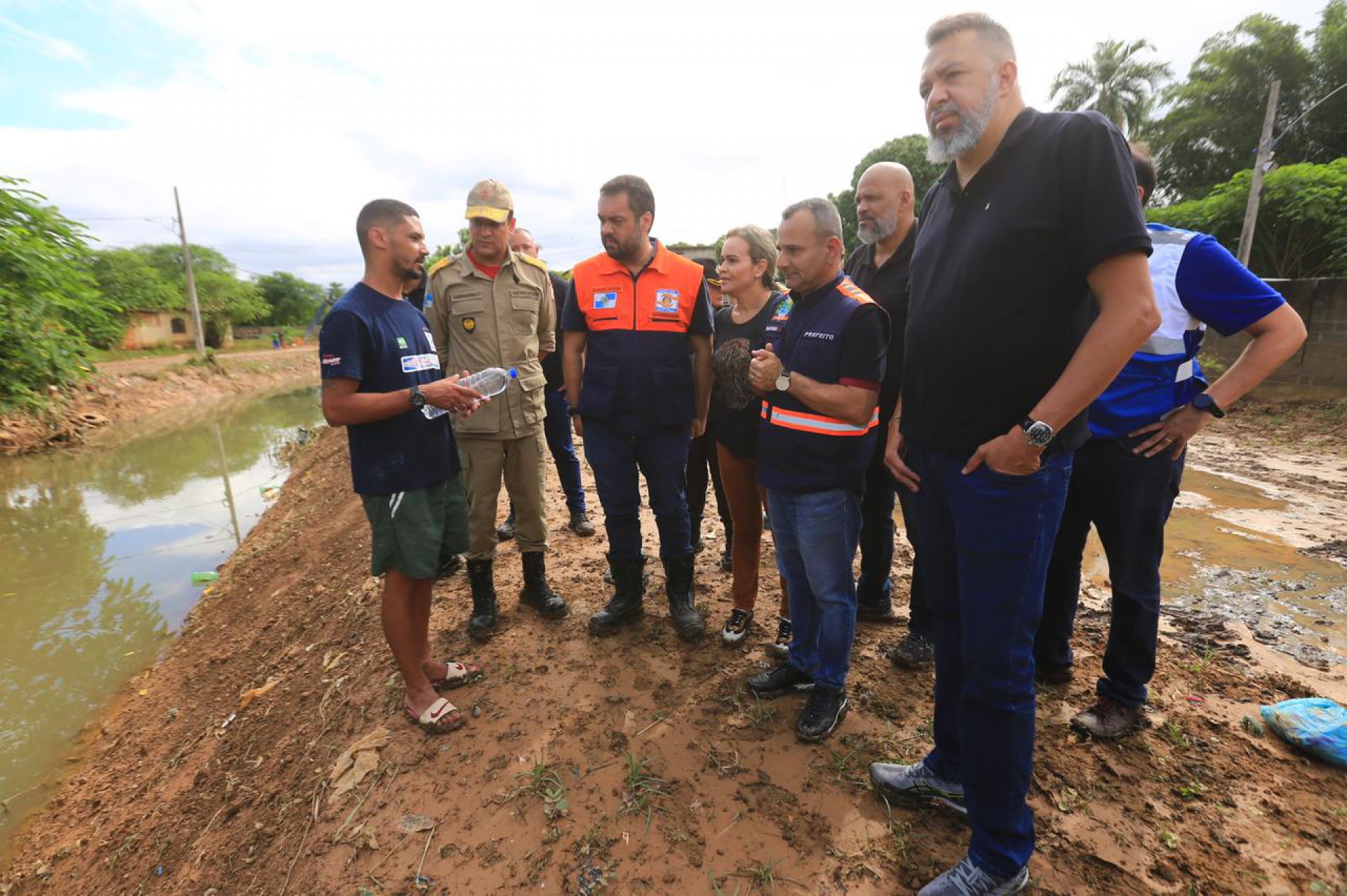 Morador explica ao governador Cláudio Castro os problemas causados pelo transbordamento do rio Botas   - Rafael Barreto/PMBR