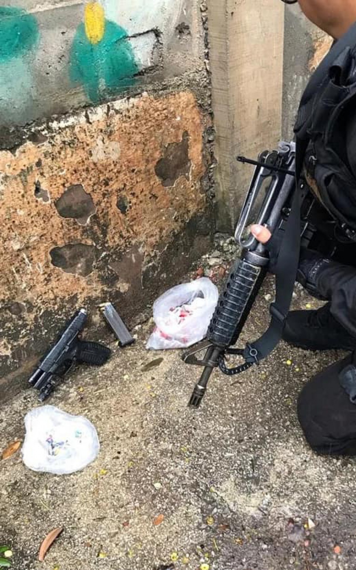 Homem &eacute; preso com pistola e drogas em Meriti