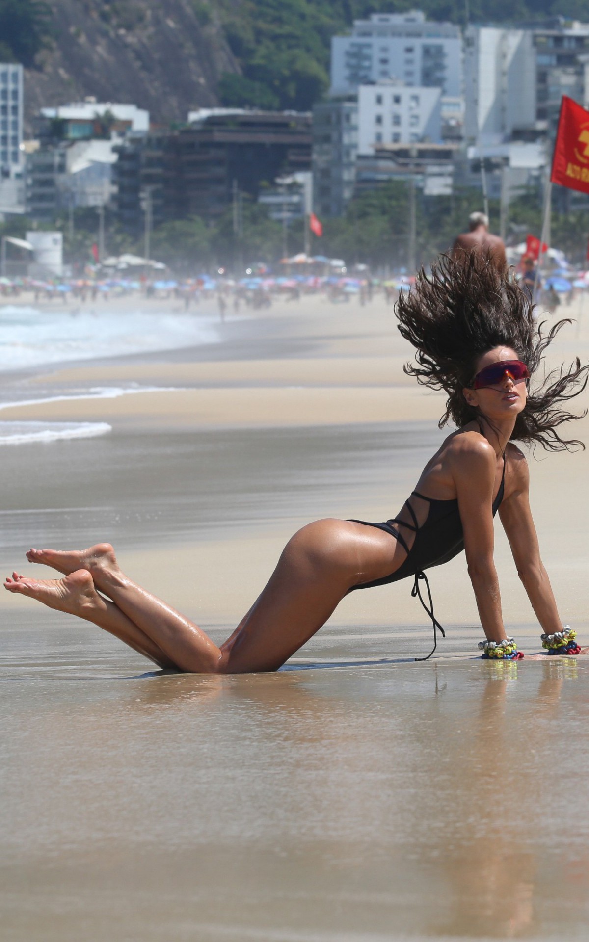 Izabel Goulart na praia de Ipanema