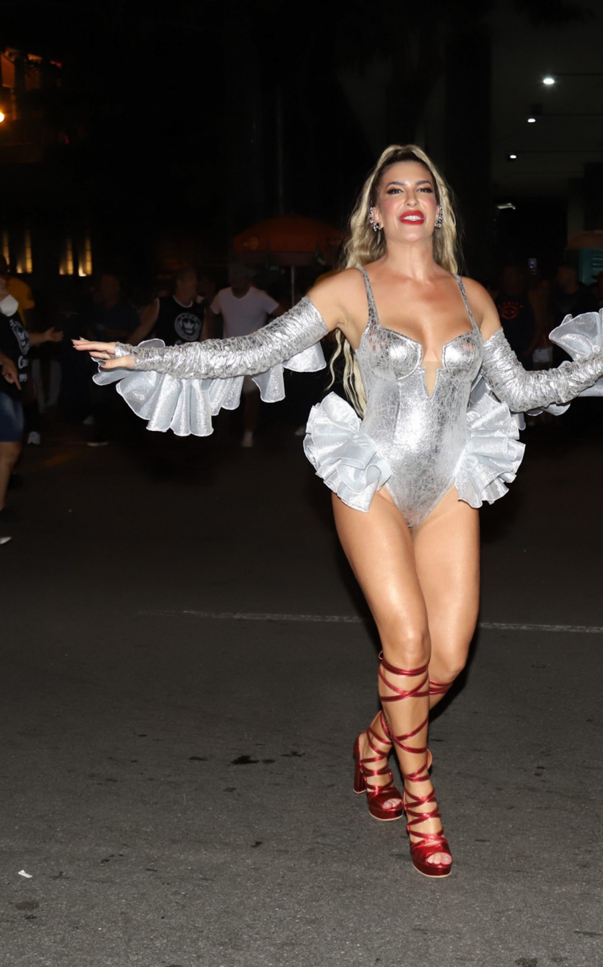 Lore Improta no ensaio de rua da Viradouro