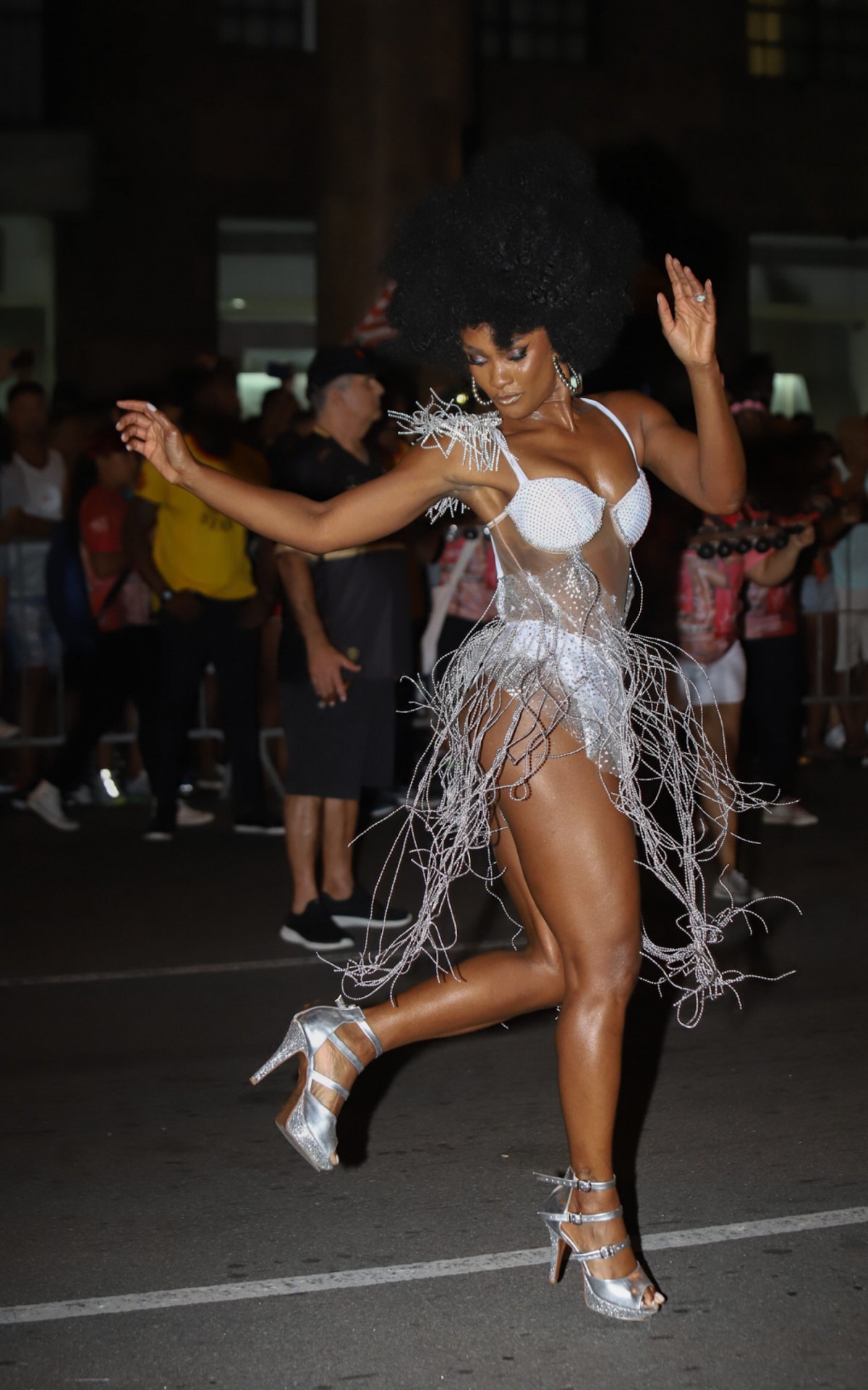 Erika Januza homenageia Elza Soares no &uacute;ltimo ensaio de rua da Viradouro, na noite deste domingo