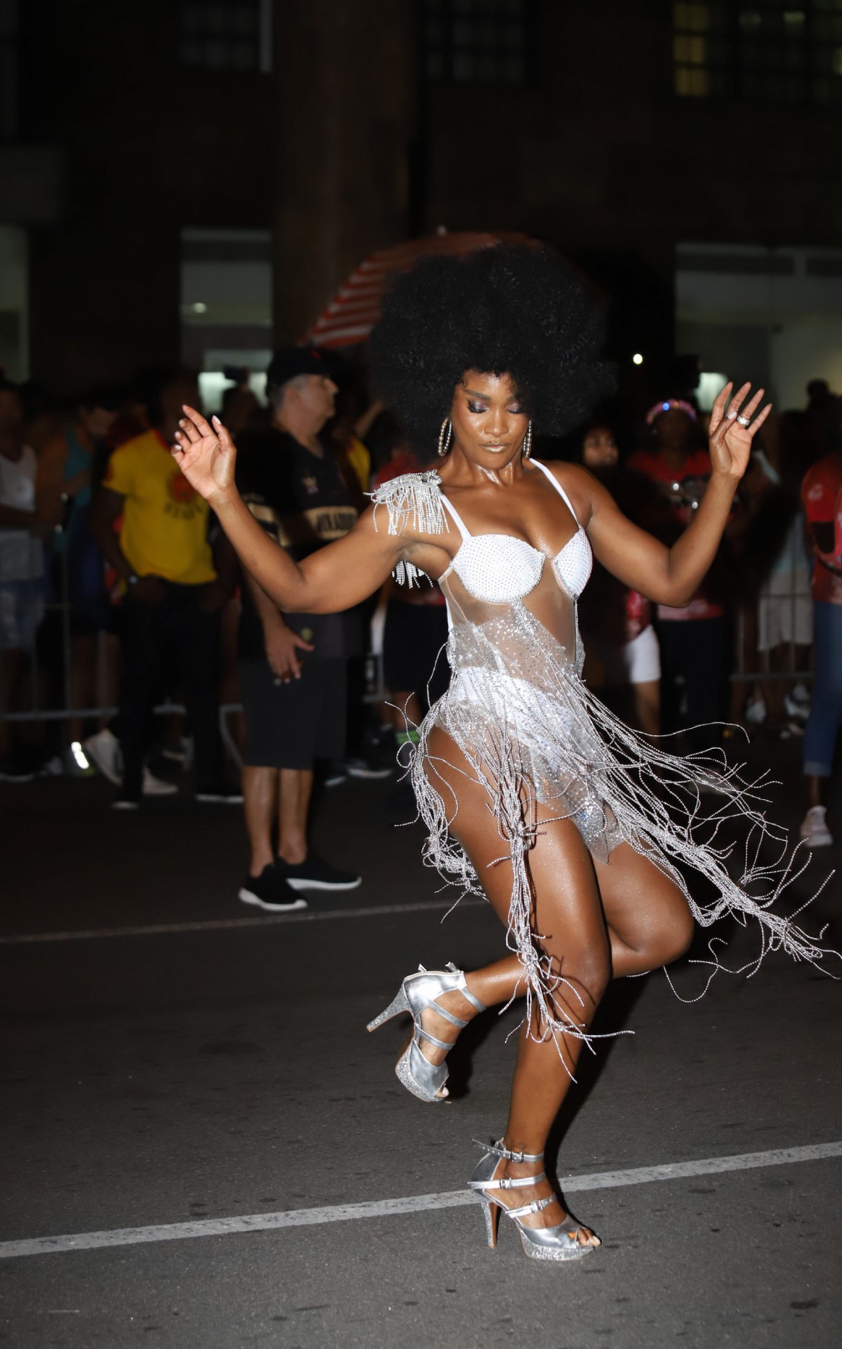 Erika Januza homenageia Elza Soares no &uacute;ltimo ensaio de rua da Viradouro, na noite deste domingo