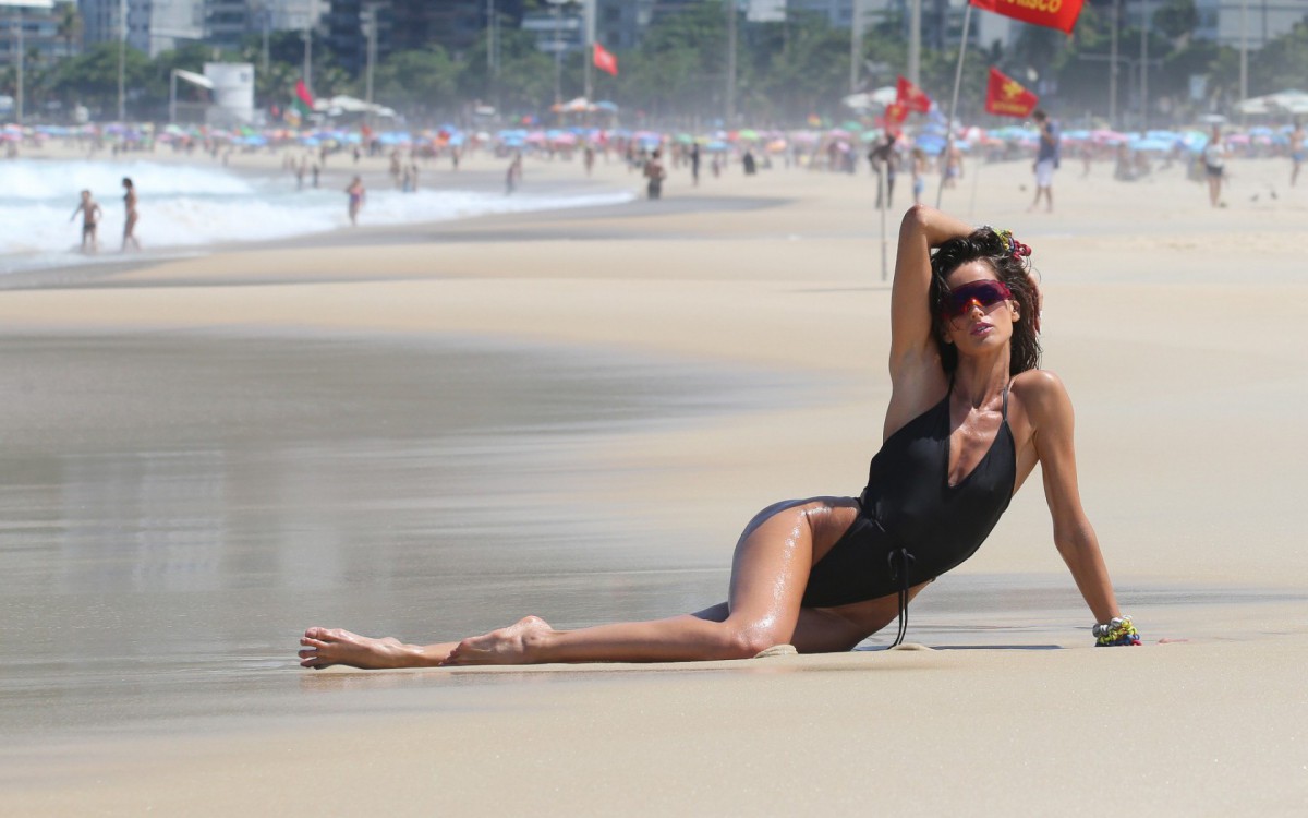Izabel Goulart na praia de Ipanema - Dilson Silva/ Agnews