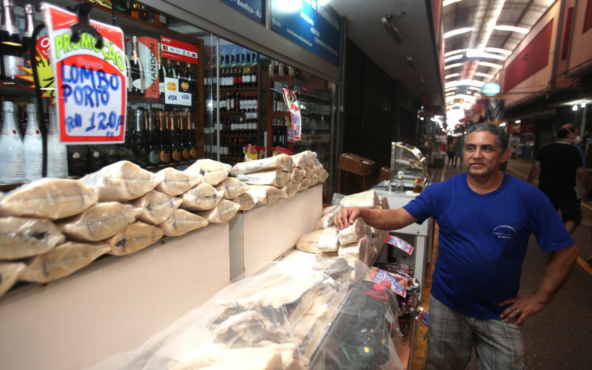 Rio,04/04/2022-SAO CRISTOVAO,compra e venda de bacalhau, clentes da Cadeg compram bacalhau para a Semana Santa. Na Foto. Josias Alves de Lima(vendedor).Foto: Cleber Mendes/Ag&ecirc;ncia O Dia      