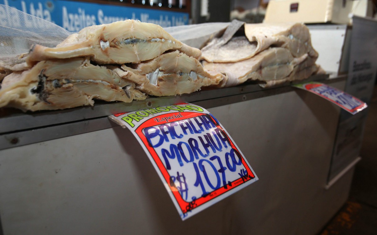 Rio,04/04/2022-SAO CRISTOVAO,compra e venda de bacalhau, clentes da Cadeg compram bacalhau para a Semana Santa.Foto: Cleber Mendes/Ag&ecirc;ncia O Dia      
