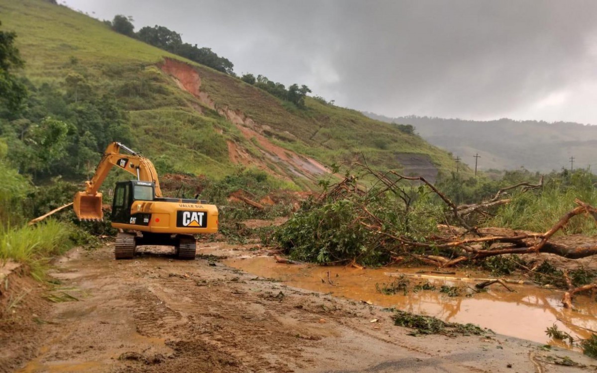Apesar do trabalho intenso das m&aacute;quinas a Rio-Santos segue com v&aacute;rios trechos interditados nesta segunda-feira (4)