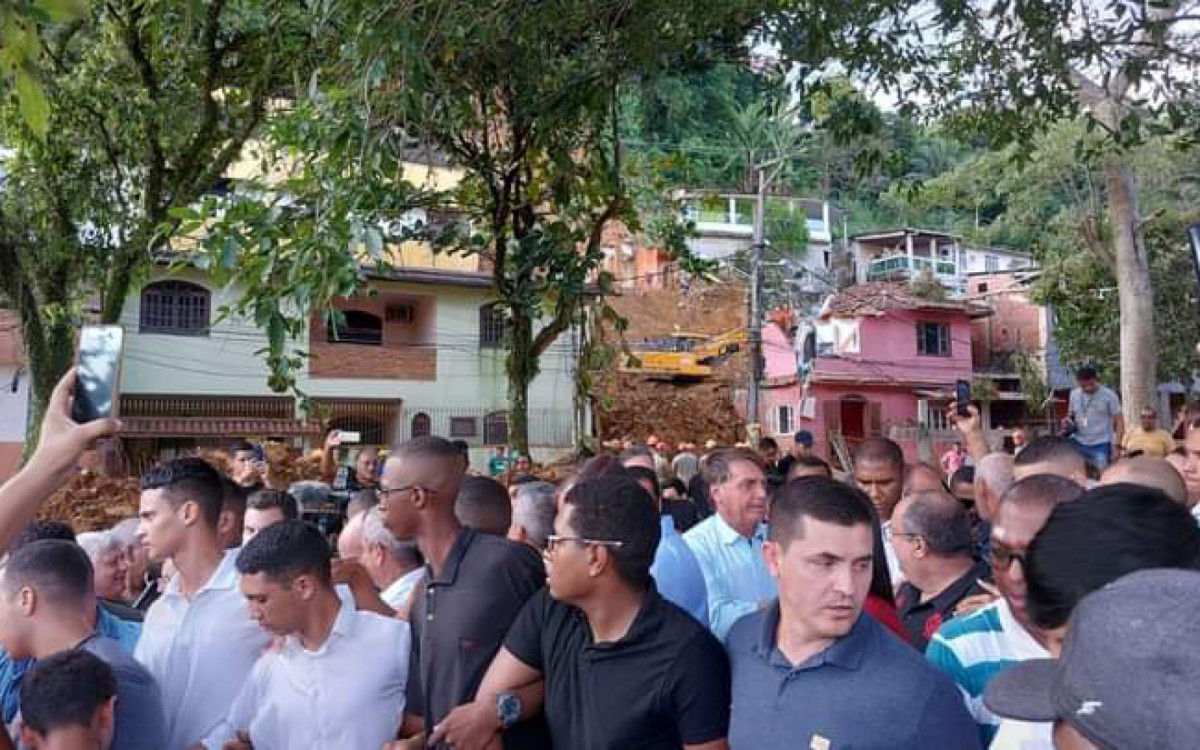O presidente Jair Bolsonaro esteve no local da trag&eacute;dia e seguiu para um abrigo municipal