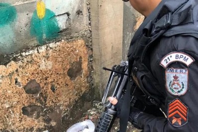 Homem é preso com pistola e drogas no Centro de São João de Meriti