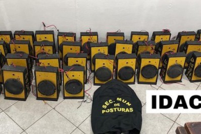 Postura de Arraial do Cabo apreende caixas de som que foram instaladas em postes da cidade