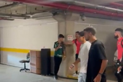 Após derrubar celular de atleta da base do Palmeiras, Calleri se desculpa: 