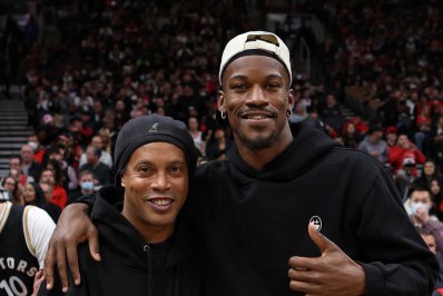 Ronaldinho Gaúcho é flagrado em partida da NBA e é ovacionado pela torcida