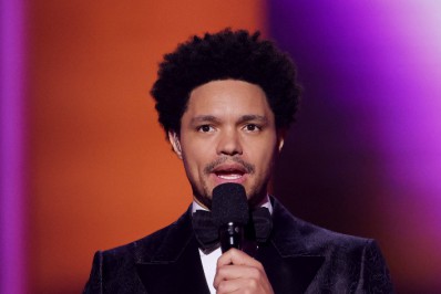 Apresentador do Grammy, Trevor Noah, faz piada sobre tapa de Will Smith em Chris Rock