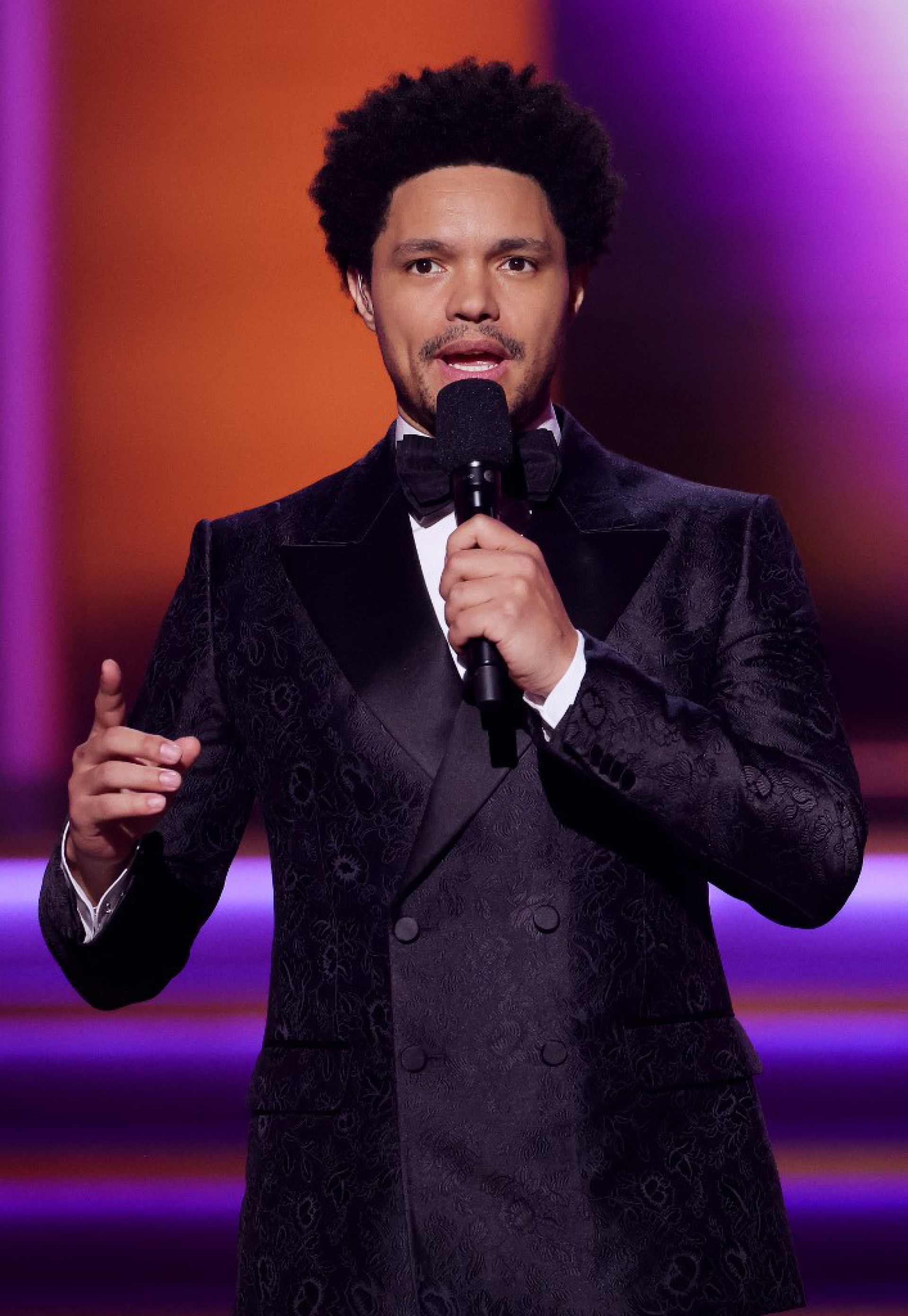 Trevor Noah, apresentador da noite, fez piada com a polêmica envolvendo Will Smith e Chris Rock - AFP