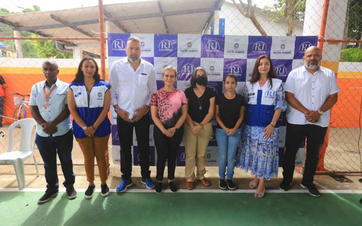 A primeira-dama e deputada federal Daniela do Waguinho e o deputado estadual Marcio Canella estiveram na a&ccedil;&atilde;o social com o vice-prefeito Marcelo Canella, secret&aacute;rios municipais e representantes do Estado