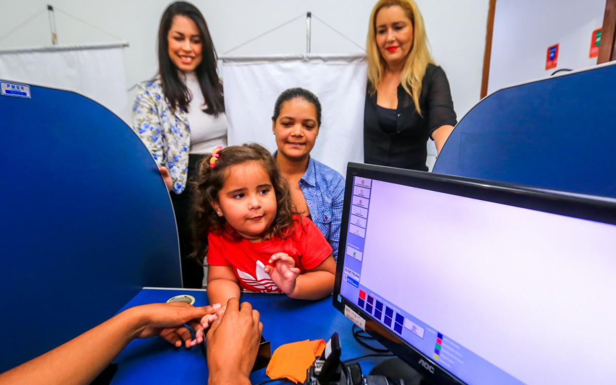 Vanessa Novaes levou a filha Valentina para tirar a identidade. Ela elogiou o projeto