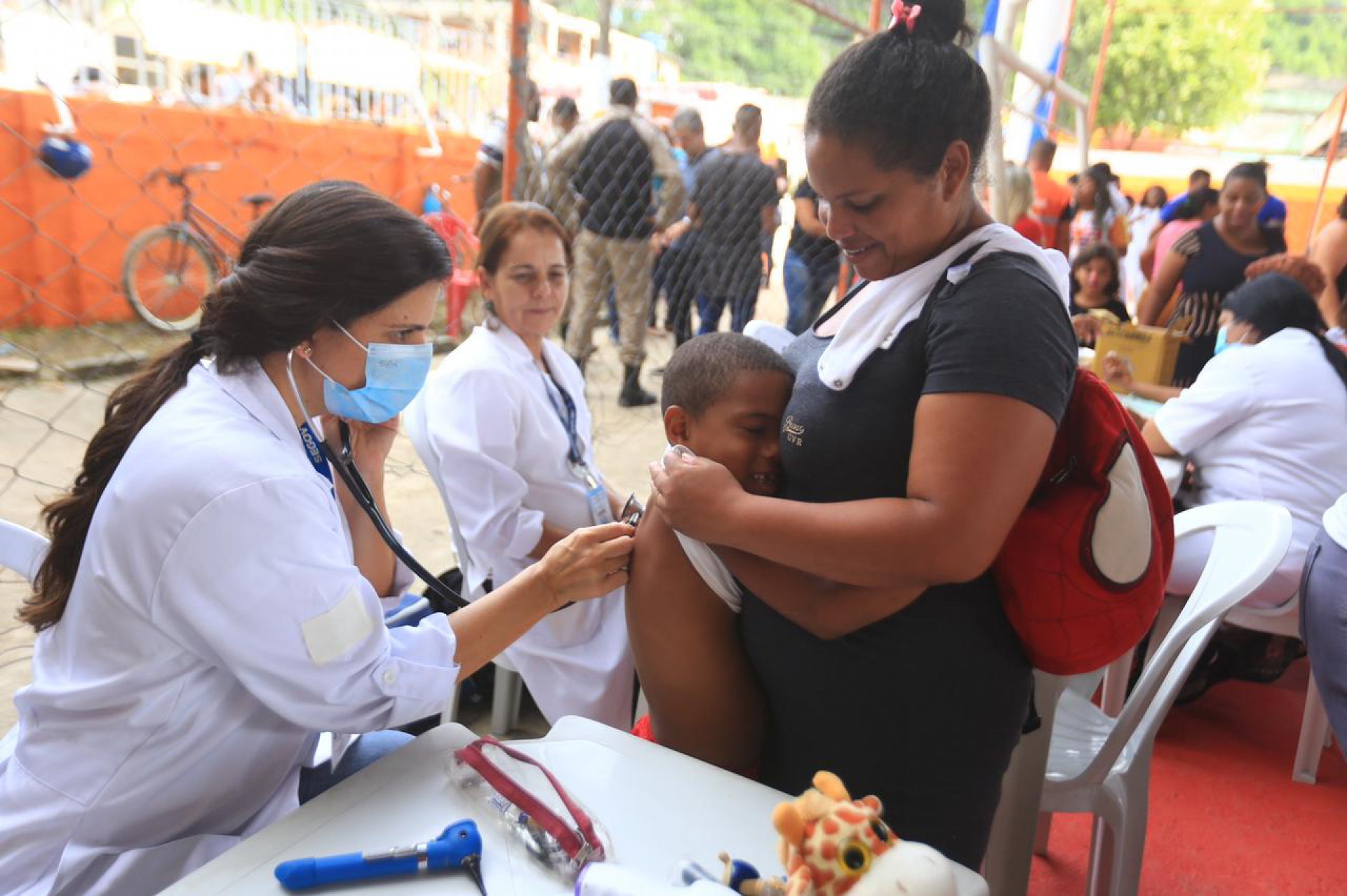 Ver&ocirc;nica Barbosa perdeu tudo e s&oacute; conseguiu salvar a identidade. Ela foi &agrave; a&ccedil;&atilde;o em busca de qualquer tipo de ajuda - Rafael Barreto / PMBR