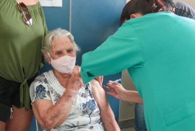 Saquarema aplica 4ª dose contra Covid-19 em idosos acima de 70 anos