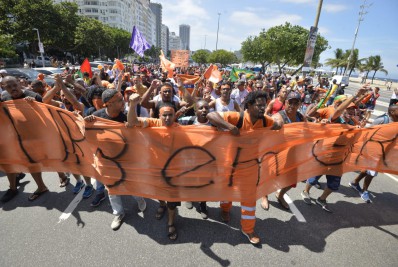 Garis fazem passeata do Centro à Zona Sul por salários e benefícios melhores