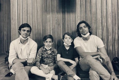 Rodrigo Simas celebra fim das gravações de série sobre Chitãozinho e Xororó