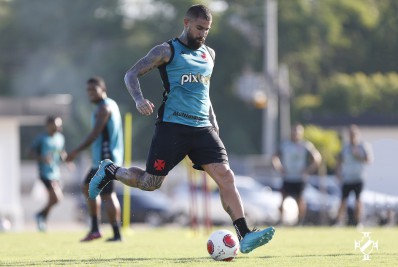 Zagueiro exalta relação com ex-treinador do Flamengo e projeta: 'Quem sabe não vem para o Vasco'