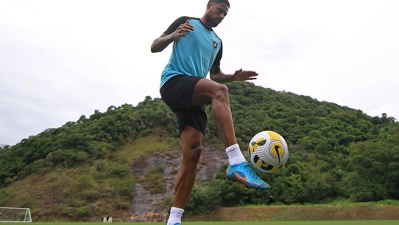 Diego Gonçalves é liberado pelo DM e fica a disposição de Luís Castro para a estreia do Botafogo no Brasileirão