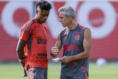 Boletim médico do Flamengo: Matheuzinho tem lesão confirmada e Bruno Henrique faz infiltração no joelho