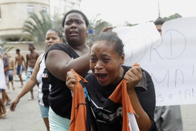 Geral - Morte do jovem Cau&atilde;, de 17 anos. Na foto, Caroline Camargo de Silva, irma de Caua, com a camida que o irmao usava quando foi morto, na manifesta&ccedil;ao pela morte de Caua, proximo a comunidade onde morava, em Cordovil, zona norte do Rio. - Reginaldo PimentA