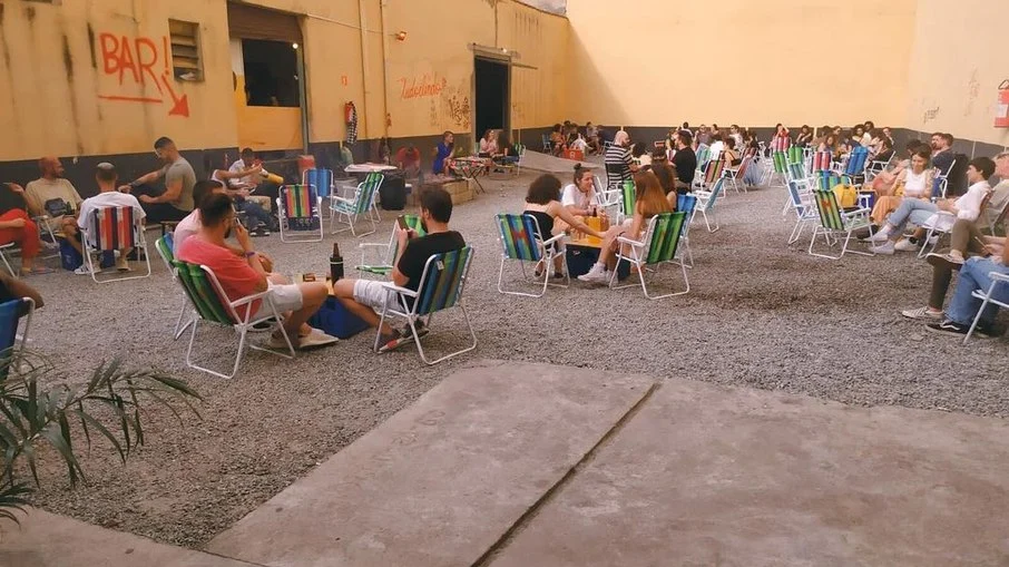 Mãe solo é impedida de entrar com criança em bar e lamenta: 'excluída'