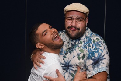 Reencontro! Ex-BBBs Vyni e Tiago Abravanel conferem estreia de musical