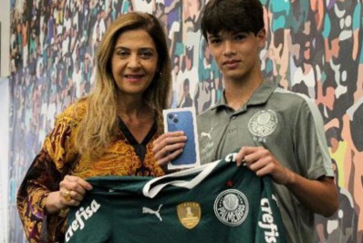 Presidente do Palmeiras presenteia com novo celular garoto que teve aparelho derrubado por Calleri 