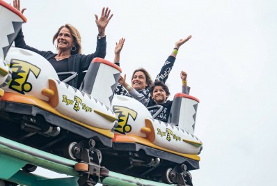 Fernanda Gentil curte parque de diversões com a família em Santa Catarina