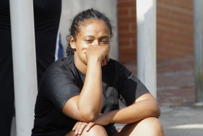 Geral - Morte do jovem Cauã, de 17 anos. Na foto, Caroline Camargo da Silva, irma de Caua, no Hospital Getulio Vargas, na Penha zona norte do Rio. - Reginaldo Pimenta / Agencia O Dia