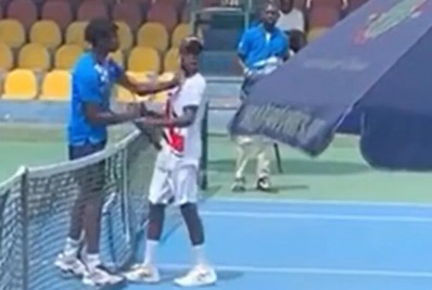 Vídeo: Tenista francês reage de forma bruta e agride adversário após derrota