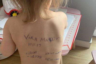 Mãe ucraniana escreve dados pessoais nas costas da filha de dois anos por medo de perder a menina na guerra