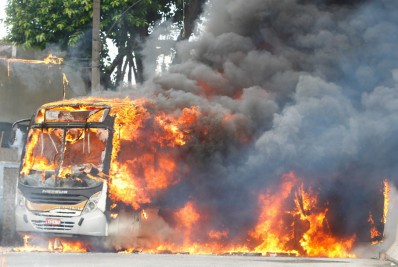 Protesto por morte de adolescente em Cordovil tem ônibus incendiados