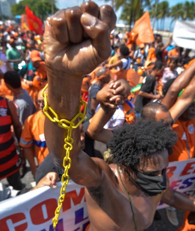 Rio de Janeiro (RJ),05.04.2022 - CIDADE / RIO DE JANEIRO  - Garis em greve fazendo manifestação na Av Atlantica  em Copacabana na zona sul do Rio Foto: Fabio Costa / Agencia O Dia