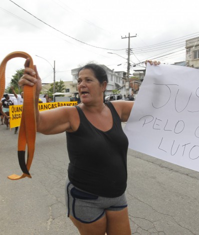 Geral - Morte do jovem Cauã, de 17 anos. Na foto, manifestaçao pela morte de Caua, proximo a comunidade onde morava, em Cordovil, zona norte do Rio. - Reginaldo Pimenta / Agencia O Dia