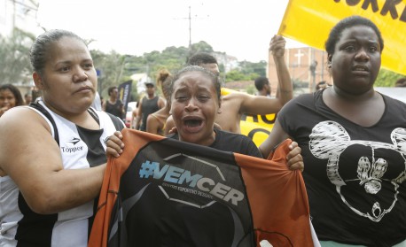 Geral - Morte do jovem Cauã, de 17 anos. Na foto, Caroline Camargo de Silva, irma de Caua, com a camida que o irmao usava quando foi morto, na manifestaçao pela morte de Caua, proximo a comunidade onde morava, em Cordovil, zona norte do Rio. - Reginaldo Pimenta / Agencia O Dia
