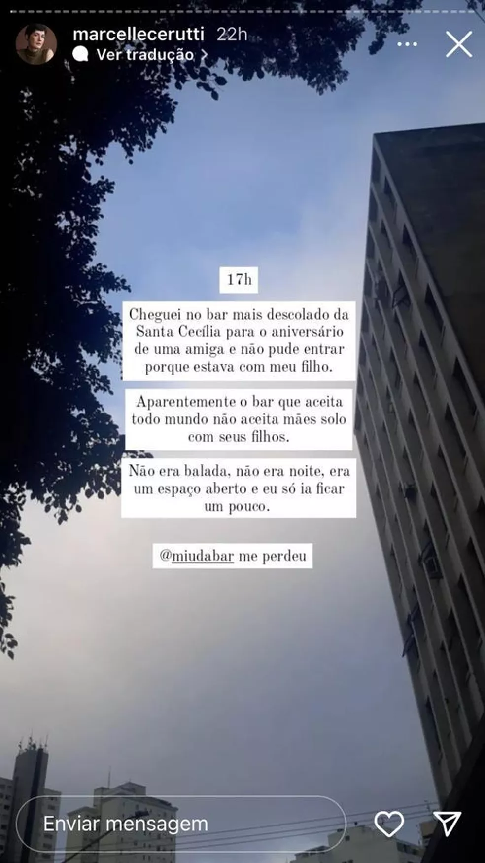 Mãe solo é impedida de entrar com criança em bar e lamenta: 'excluída'
