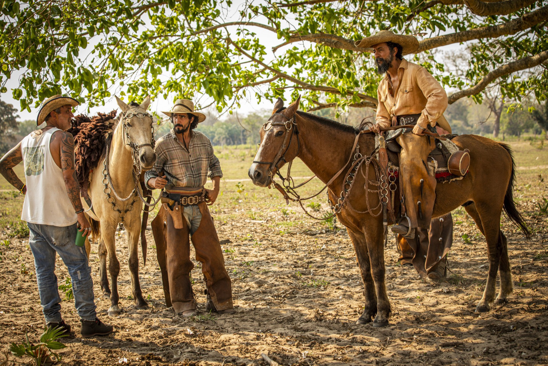 Renato Góes e Irandhir Santos em cena de 'Pantanal' - TV Globo / Divulgação