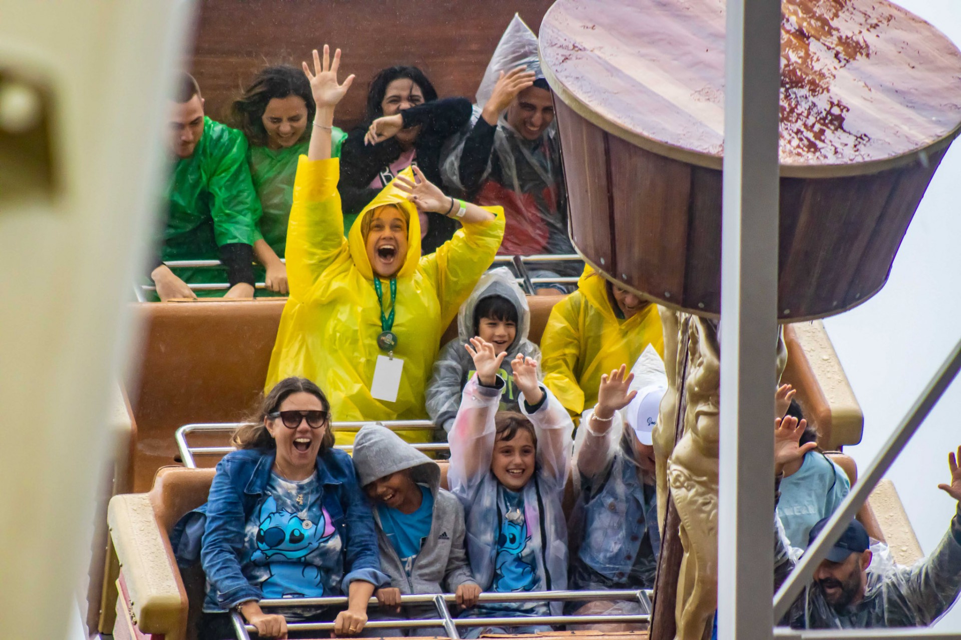 Em brinquedos radicais, Fernanda se diverte ao lado da família - Divulgação