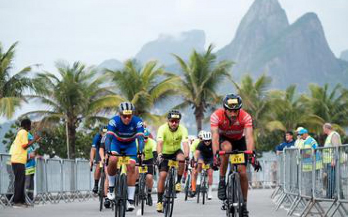 Mais de 2 mil ciclistas profissionais e amadores se reuniram na primeira edi&ccedil;&atilde;o da L'&Eacute;tape Rio