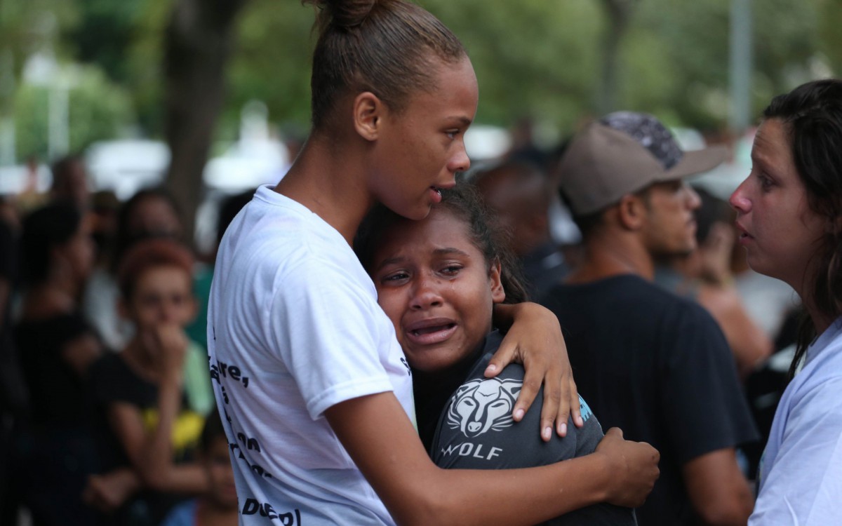 Rio,06/04/2022-IRAJA, Cemiterio de Iraja, enterro do jovem Cauamda Silva Santos, morto com um tiro no peito e jogado no valao na comunidade Dourado no Quitunto. Na Foto.amigos de Caua .Foto: Cleber Mendes/Ag&ecirc;ncia O Dia      