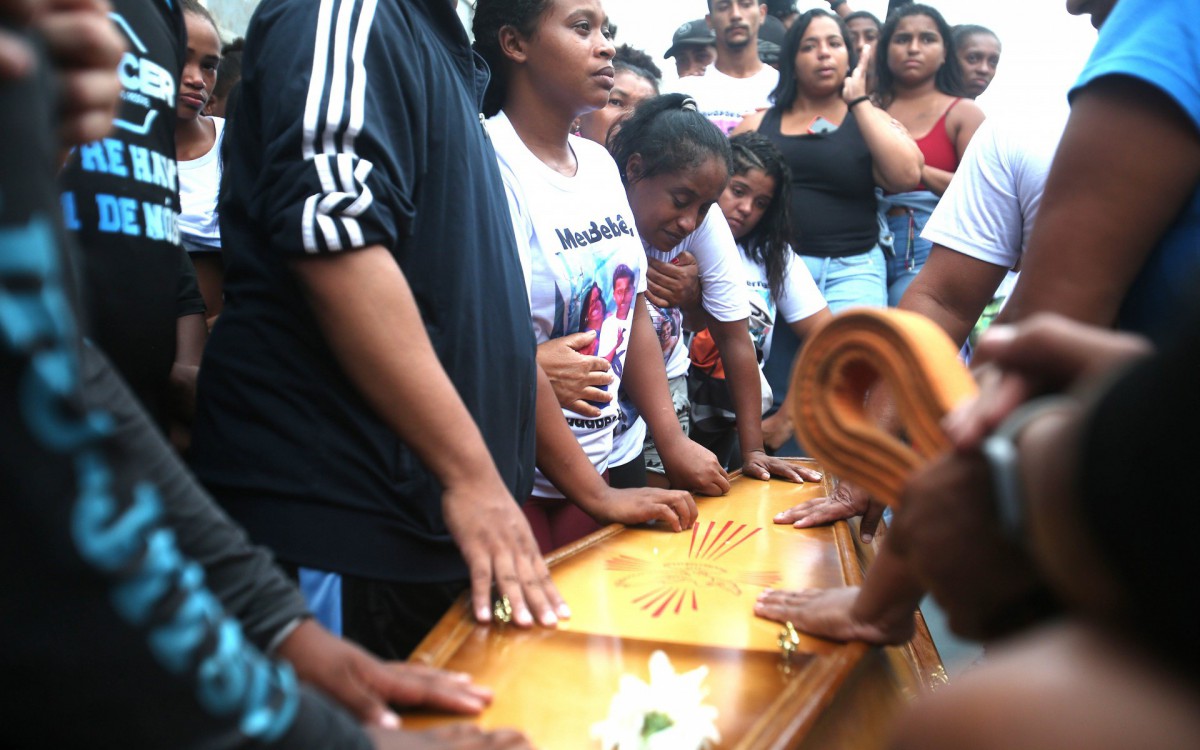Rio,06/04/2022-IRAJA, Cemiterio de Iraja, enterro do jovem Cauamda Silva Santos, morto com um tiro no peito e jogado no valao na comunidade Dourado no Quitunto. Na Foto. Jorge William Soares pai de Caua(de oculos) e Claudia Camargo( mae) chorando .Foto: Cleber Mendes/Ag&ecirc;ncia O Dia      
