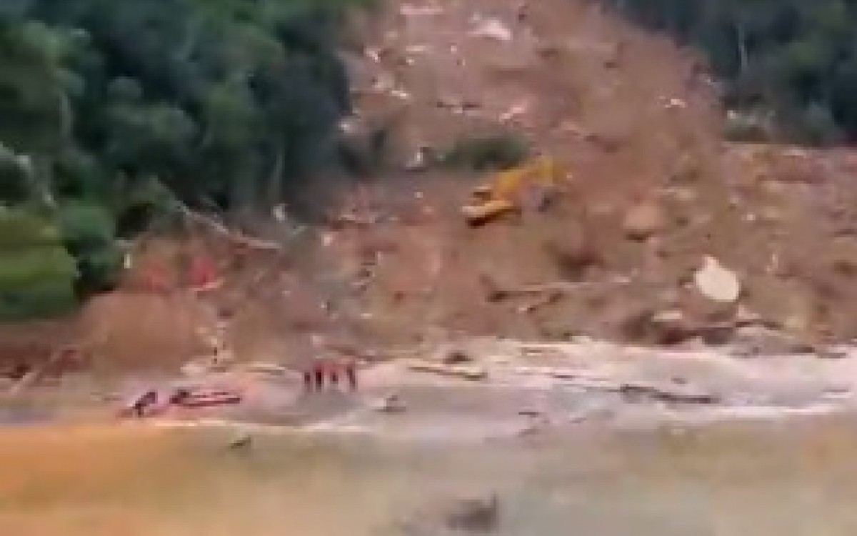 A Praia de Itagua&ccedil;u foi totalmente soterrada pela grande quantidade de barro que se desprendeu da pedra  